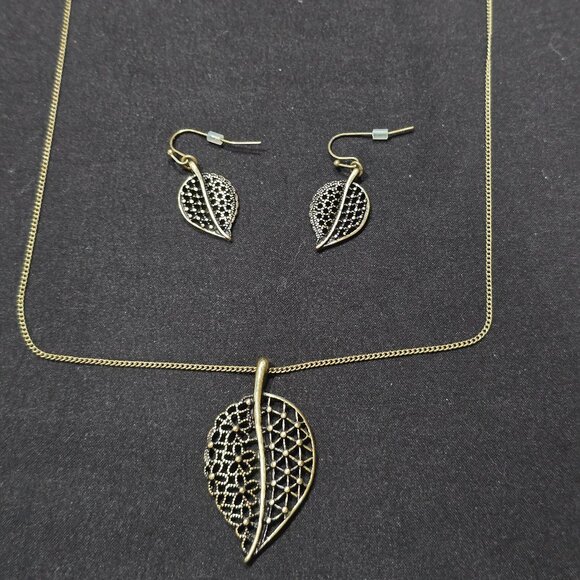 AVON Necklace and Earrings set - Picture 1 of 3